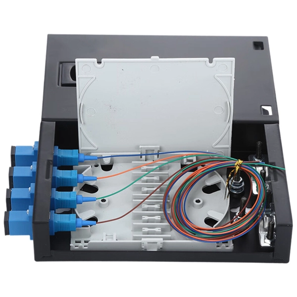 Server HBA card connected to fiber optic switch